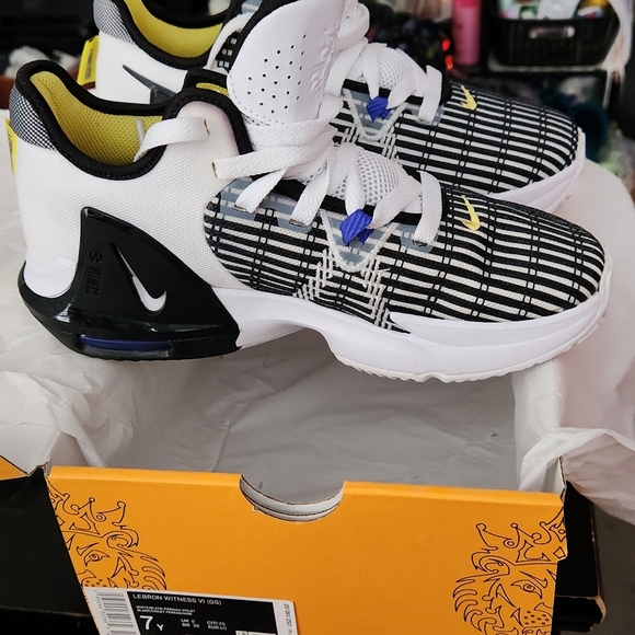 Nike - Picture 15 of 16